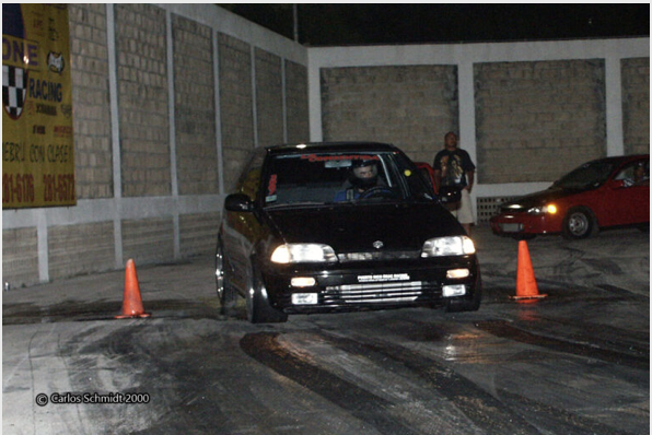 La Consentida corriendo de noche en el cuarto de milla