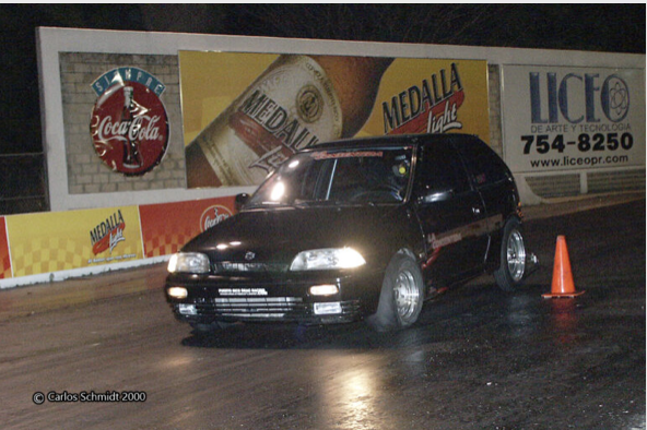 La Consentida acelerando en la pista de drag racing